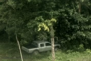 Entre la maleza fue encontrada esta camioneta robada a la Policía. Foto: CNC Arauca.